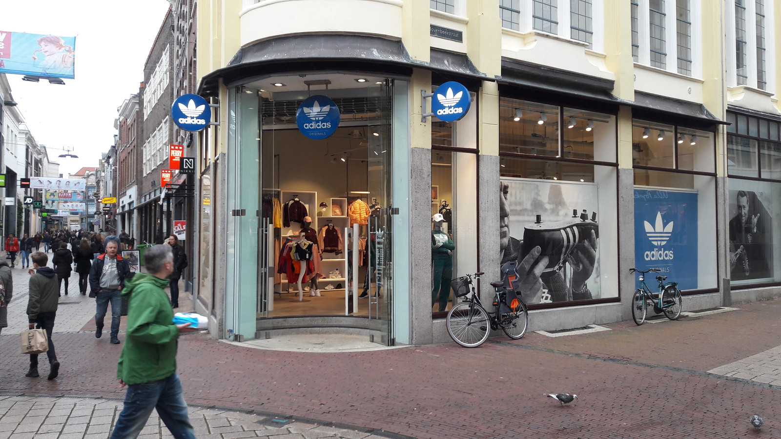 De Adidas Original Store in Arnhem op de hoek Ketelstraat-Land van de Markt-Bovenbeekstraat.