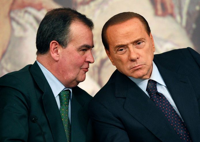 Roberto Calderoli (links) van de Lega (Nord) was  tussen 2008-2011 Italiaans minister van  Administratieve Vereenvoudiging. Premier was toen Silvio Berlusconi (archieffoto 2011).