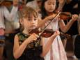 Kinderen van alle leeftijden spelen samen viool op Mariagaard.