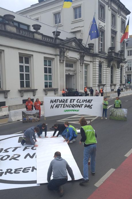 “Le Premier ministre n’a pas compris”: Greenpeace répond à la “pause” climatique d’Alexander De Croo par une action rue de la Loi