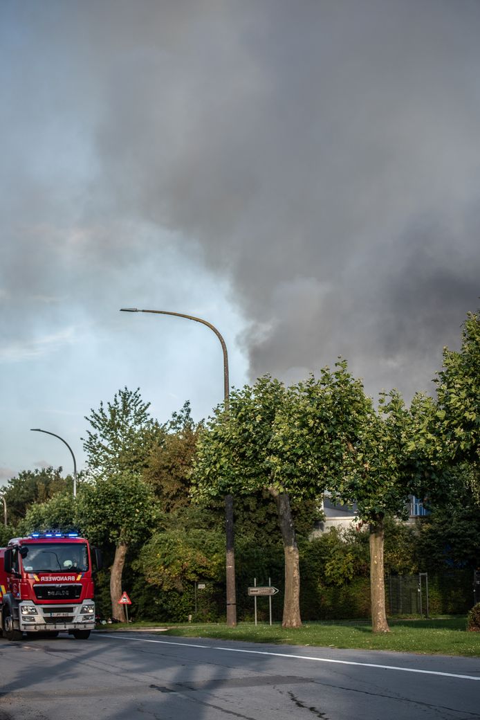 Felle brand woedt bij afvalbedrijf op Industriezone Klein Frankrijk in ...