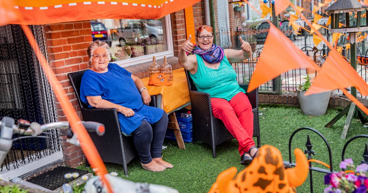 Jopie en Stien uit Deventer kijken alleen naar Oranje ...