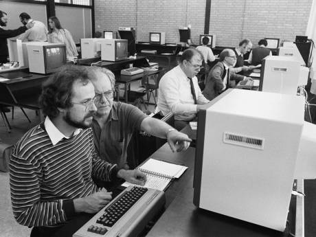 Wie krijgt hier computerles in 1984? Weet jij het?  