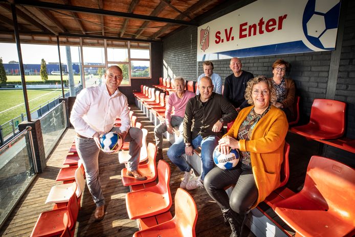 De feestcommissie van SV Enter presenteert de plannen voor de viering van het eeuwfeest.  Op foto: links staand Marco Borggreve (links staand), Paul Diepenmaat, Erik Stegeman en Lianne Heilen (zittend vooraan) en Sietse Steentjes, Gerard Libbers en Daniëlle Krake (achterste rij).