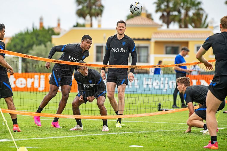 Partijtje voetvolley in Lagos met Denzel Dumfries, Georginio Wijnaldum, Wout Weghorst en Luuk de Jong. Beeld Guus Dubbelman / de Volkskrant