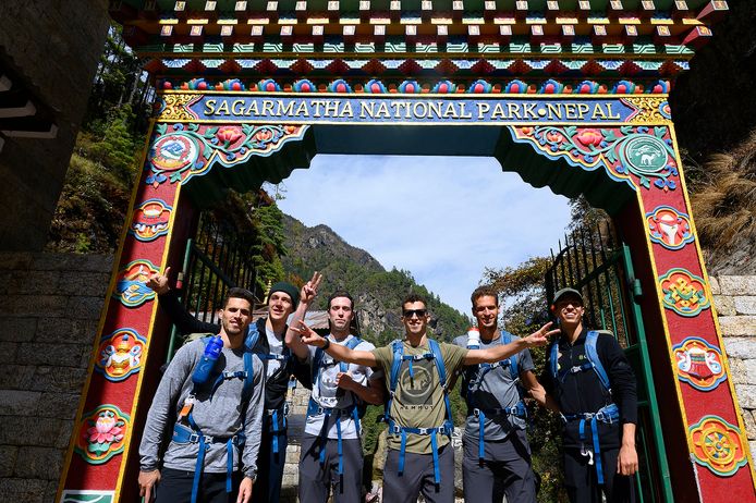 Kevin Borlée, Julien Watrin, Robin Van den Bemden, Jonathan Borlée, Dylan Borlée en Jonathan Sacoor aan het begin van hun avontuur richting het Basecamp van de Mount Everest.