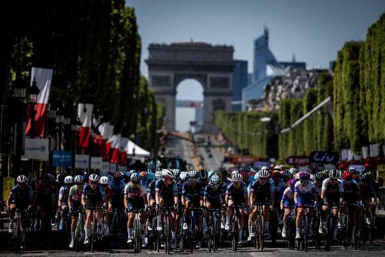 Op weg naar de definitieve finish van de Tour 2022. Beeld AFP
