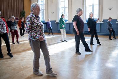Mariet Verbakel (90) gaat elke week een uur dansen, samen met haar dochter: ‘Ik heb geen zitkont’