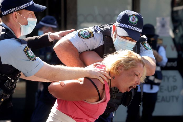 Agenten arresteren een manifestant tijdens een anti-lockdownprotest in Sydney. (21/08/2021)