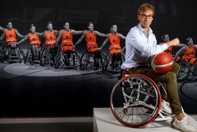 Toine Klerks van Basketball Experience NL voor het team dat paralympisch goud heeft gewonnen.