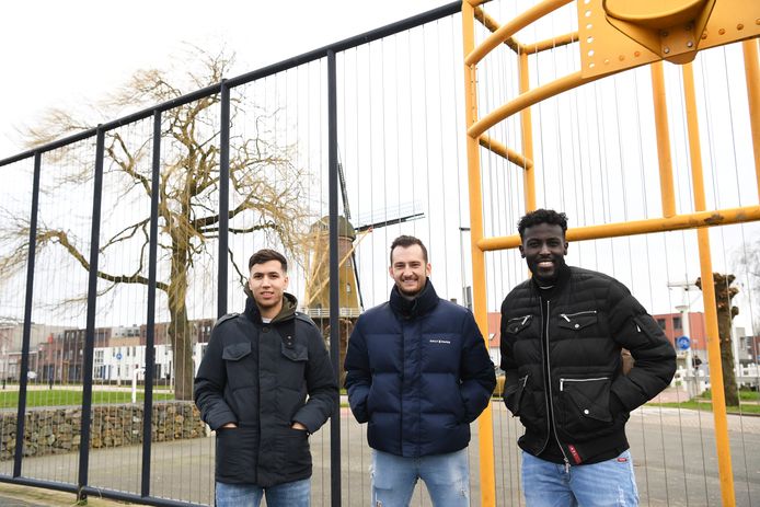Riad Elloukmani, Gianni Tiebosch en Amaar Nuur. Drie Etten-Leurse jeugdvrienden die volgend seizoen samen gaan spelen bij SC Kruisland.