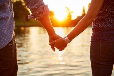 Wel seks en affectie, niet het relatielabel. Relatietherapeut Sarah Hertens legt uit wat de voor- en nadelen zijn van een ‘situationship’