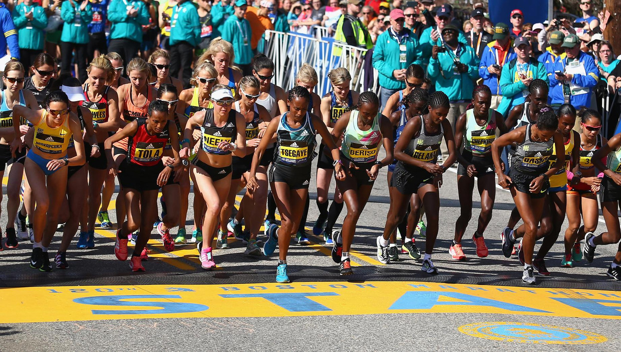 Aan de marathon van Boston, de oudste stadsmarathon ter wereld, deden vorig jaar bijna net zo veel vrouwen mee als mannen. Beeld Getty Images