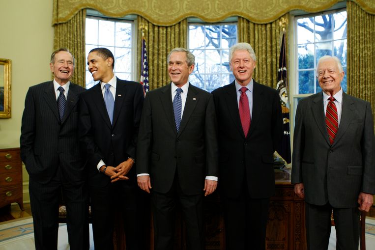 Vlnr: (ex-)presidenten George H.W. Bush, Obama, George W.Bush, Bill Clinton en Jimmy Carter in 2009. Beeld ASSOCIATED PRESS