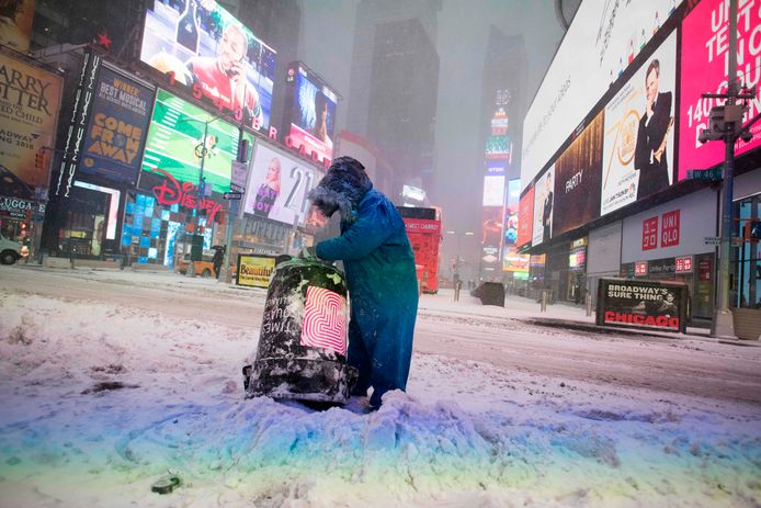 Normaal is het over de koppen lopen op Times Square, maar de extreme koude noopt iedereen binnen te blijven.