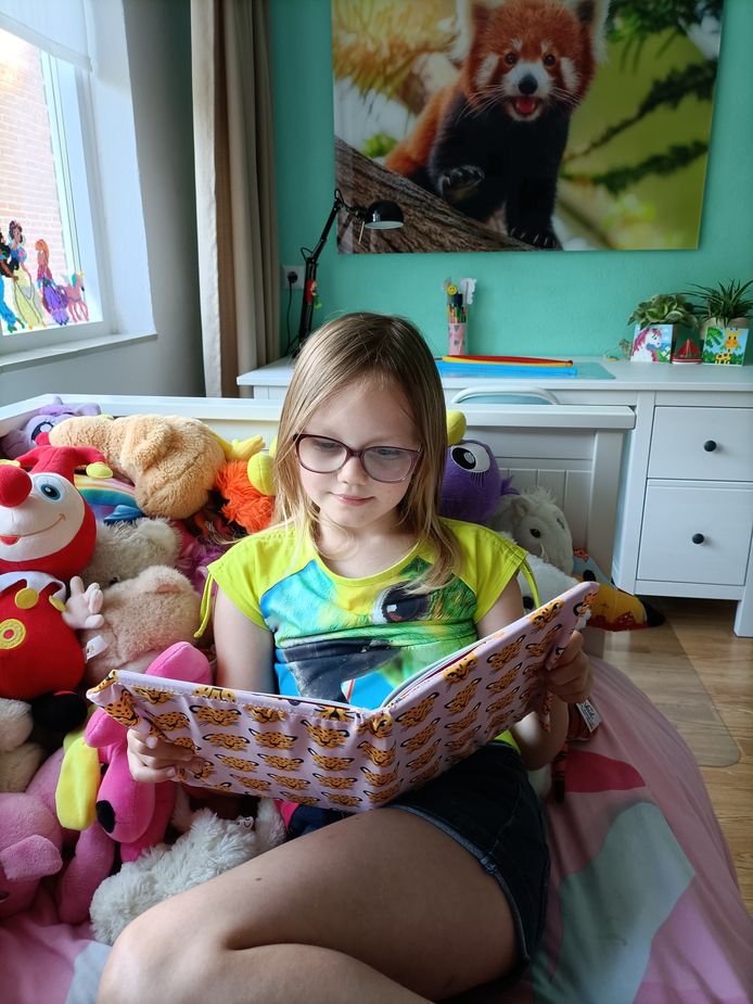Zoë van Gogh aan het lezen.