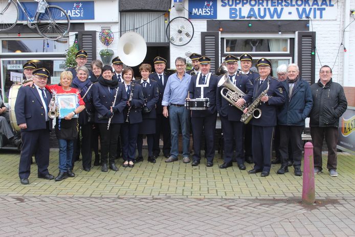 De fanfare brengt een eerbetoon.