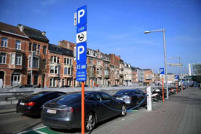 Eén van de publieke laadpalen staat aan het Leuvense Stadskantoor. De komende jaren zijn er grote investeringen nodig om de infrastructuur uit te breiden.