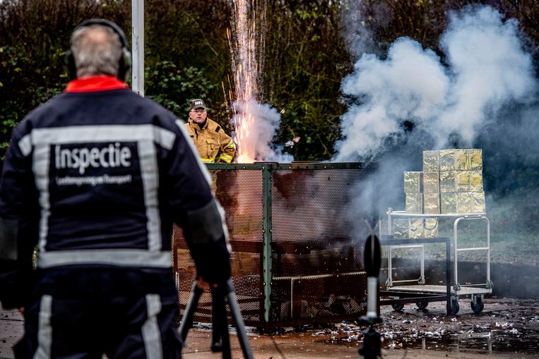 Een vuurwerktest van de Inspectie Leefomgeving en Transport (ILT). De ILT controleert of het consumentenvuurwerk voordat het op de markt komt, voldoet aan de veiligheidseisen.  Beeld ANP