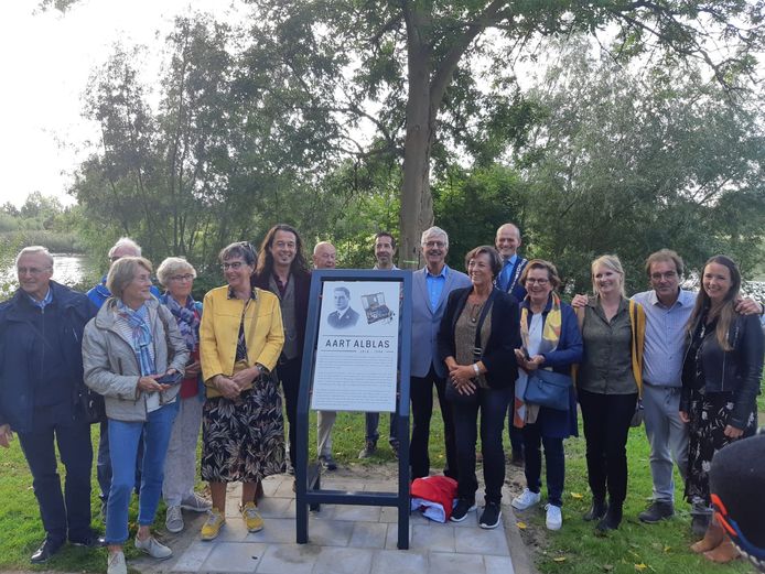 Locoburgemeester Rik van der Linden (met ambtsketen) tussen familieleden van de Dordtse verzetsheld Aart Alblas. Direct rechts van het informatiebord staat neef Aart, vernoemd naar zijn oom.