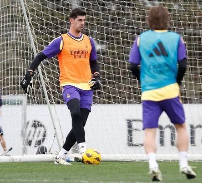 De knie is quasi helemaal genezen: Thibaut Courtois traint weer mee bij Real Madrid (maar pakt nog geen ballen)