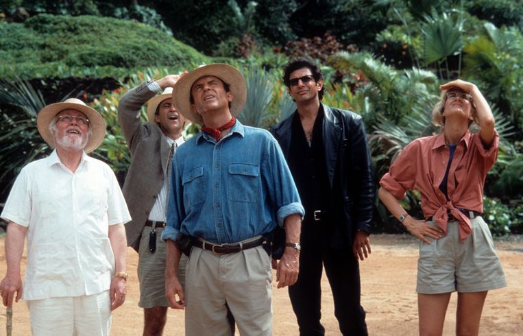Richard Attenborough, Martin Ferrero, Sam Neill, Jeff Goldblum en Laura Dern look in 'Jurassic Park'. Beeld Getty Images