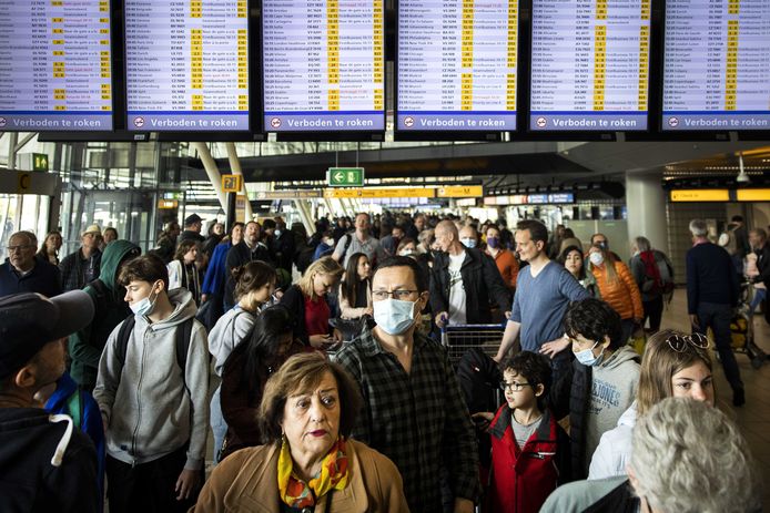 Reizigers in een vertrekhal van Schiphol.