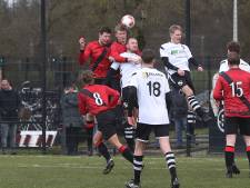 Meer vuurwerk naast dan op het veld in de derby tussen Holten en ABS: ‘Het was saai, slecht en niet leuk’
