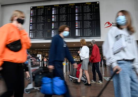 Reizigers op Brussels Airport in juli.