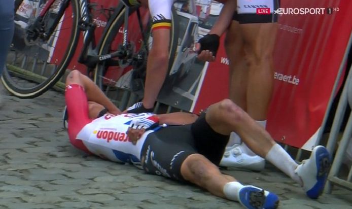 Mathieu van der Poel kwam zwaar ten val in de sprint op Nokereberg.
