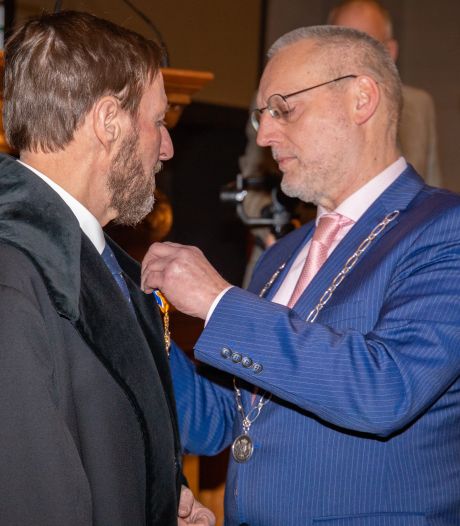 Hoogleraar Eric Peels uit Epe krijgt lintje vanwege verdiensten voor Theologische Universiteit Apeldoorn