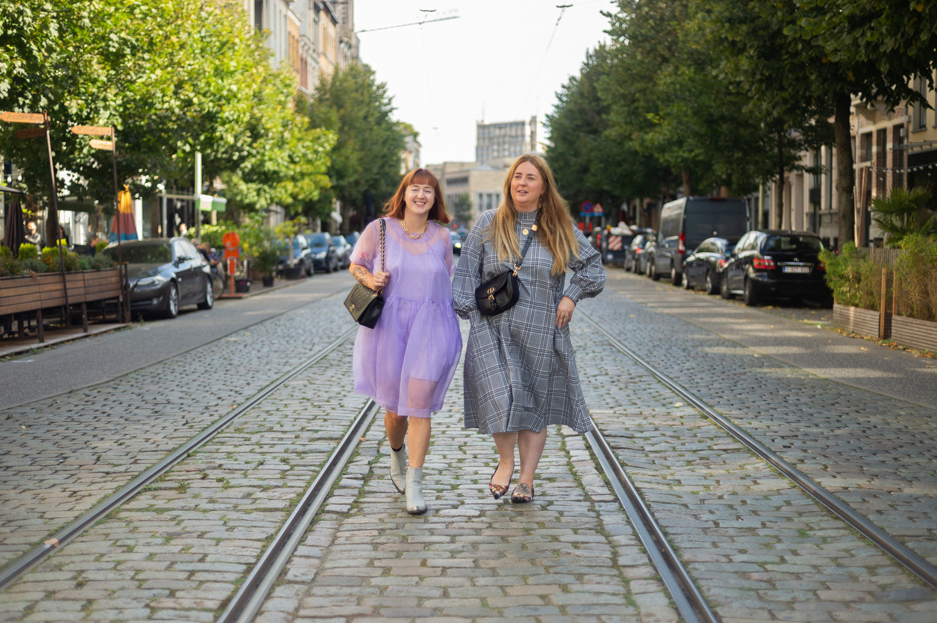 Modejournalistes Catherine en Elspeth schrijven boek over de do's en don'ts  in de modewereld: “Wij voelden ons ook vaak een 'persona non prada'” | Foto  