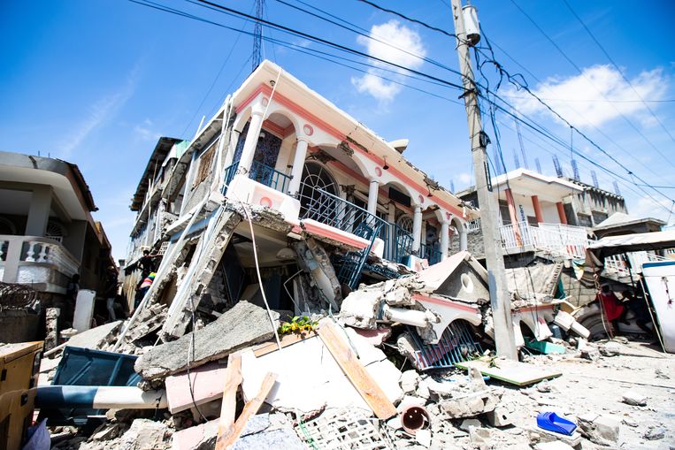 Kerken, bedrijven, scholen en huizen zijn ingestort door de aardbeving. Beeld EPA