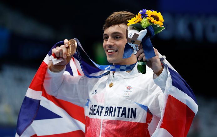 epa09403034 Bronze medalist Thomas Daley of Great Britain poses after the Men's 10m platform diving final of the Diving events of the Tokyo 2020 Olympic Games at the Tokyo Aquatics Centre in Tokyo, Japan, 07 August 2021.  EPA/PATRICK B. KRAEMER