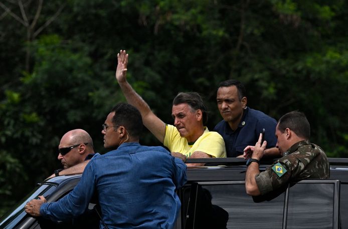 L'attuale presidente brasiliano Jair Bolsonaro domenica mattina dopo aver votato a Rio de Janeiro.