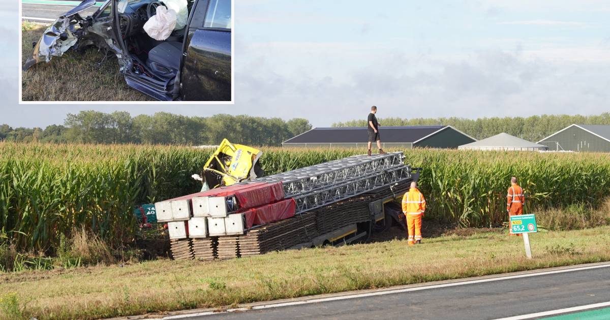 Zwaar ongeval met tenminste twee vrachtwagens op Maas en Waalweg: weg in beide richtingen afgesloten.
