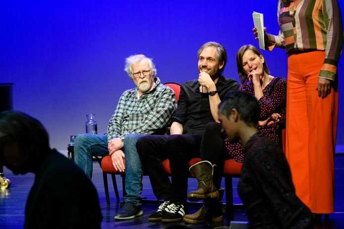 Spanning bij de kandidaten als de jury de zaal weer in komt. Bram Geerlings, Arthur Adam ten Cate  en Rineke Kuiper (vlnr) maakten het de jury behoorlijk lastig om tot een besluit te komen. 
 -  
Editie: Enschede         
Fotografie: Cees Elzenga/hetoog.nl 
CE20230129