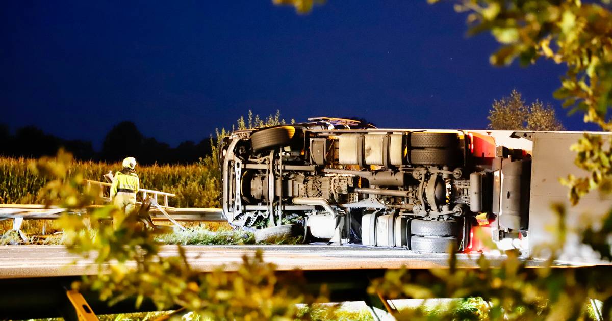 Vrachtwagen gekanteld op A73 tussen Cuijk en Haps: traumahelikopter opgeroepen en verkeer omgeleid.