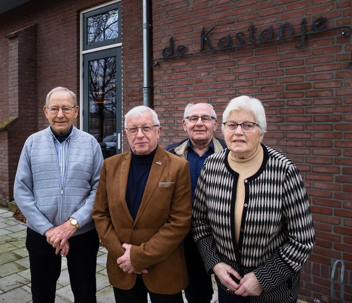 De laatste bestuursvergadering van ouderenkoor De Peelzangers het bestuur vlnr: Wim van Otterdijk, Ger Meulendijks, Wim Wijnen en Francien Goossens (voorzitter)