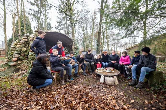 Onder begeleiding van mentor Paulien Sand helpen 12 leerlingen van het Canisius bij het opruimen van het Stilteplekje van Ans ten Doeschot. De hulp is ter vervanging van een gymles en vanuit sociaal maatschappelijk oogpunt.