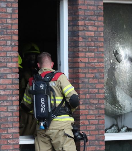 Jonge voorbijganger ontdekte brand in woning en belde 112: ‘Echt ons best moeten doen om vuur te bestrijden’