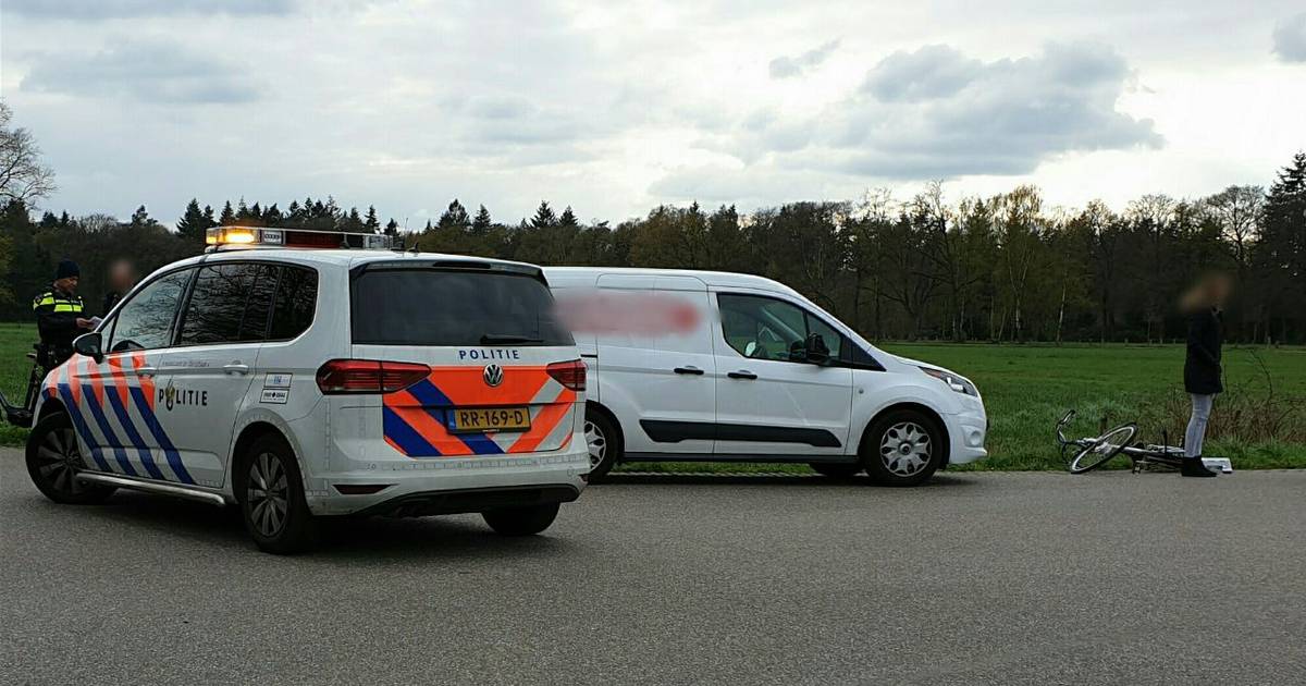 Fietser gewond na aanrijding bestelbus in buitengebied Enschede.