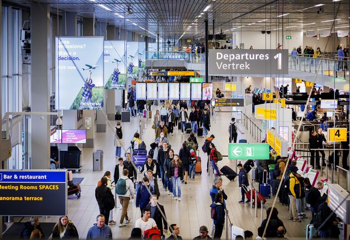Reizigers op luchthaven Schiphol. De meivakantie is een grote test voor Schiphol, veel mensen reizen een dag voor het weekend al naar hun vakantiebestemming.
