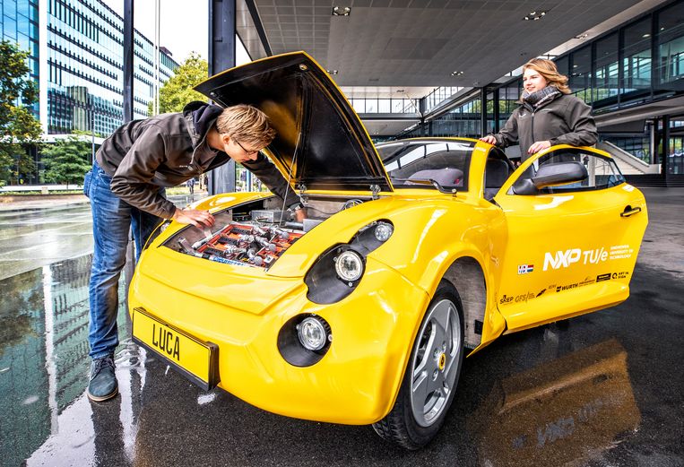 Studenten van de TU Eindhoven bij hun nieuwste creatie ‘Luca’, een auto vervaardigd uit bijna volledig gerecycled afval. Beeld Raymond Rutting 