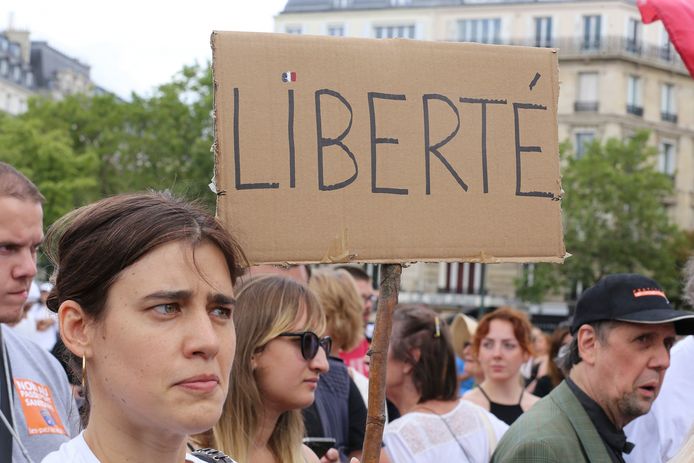 Ook in Parijs werd afgelopen weekend nog tegen de gezondheidspas gedemonstreerd.