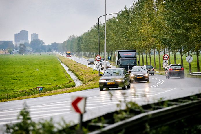 De N206 bij Stompwijk met uitzicht op Zoetermeer.