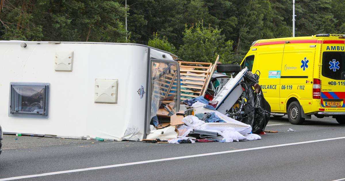 Geschaarde caravan blokkeert A50 bij Hoenderloo | Apeldoorn | destentor.nl - De Stentor