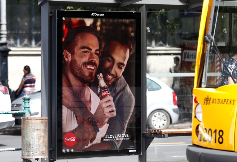 Volgens Hongaarse volksvertegenwoordigers is deze banner van Coca-Cola ‘provocerend’.  Beeld REUTERS