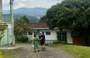 Sebastian Kruis met zijn Colombiaanse moeder op het terrein van de daklozenopvang in Medellín.