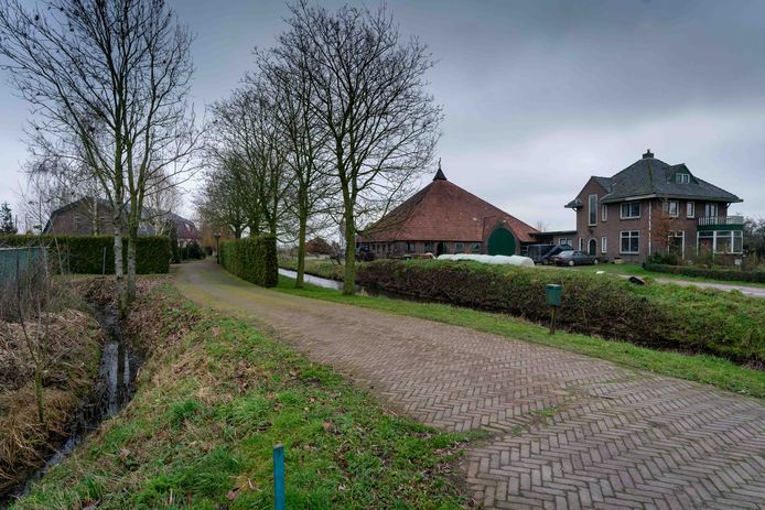 De familie Bakker wordt vrijdag uit hun woning aan de Rijksweg-Zuid gezet. De woning (links) staat te dicht op het boerenbedrijf van de buren. Volgens de Raad van State is legaliseren van de woning niet mogelijk.